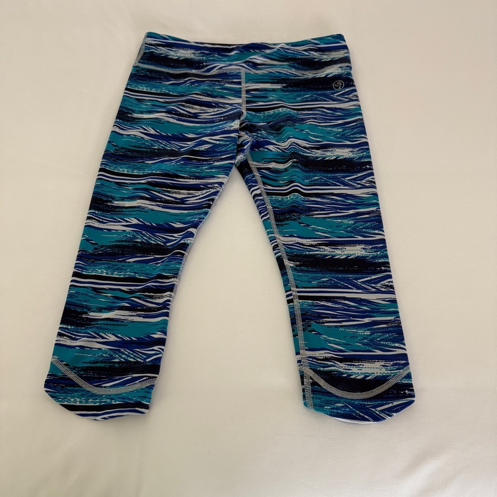 Zumba Women’s Capri Leggings Spicy Blue Print Size Medium Elastic Waist